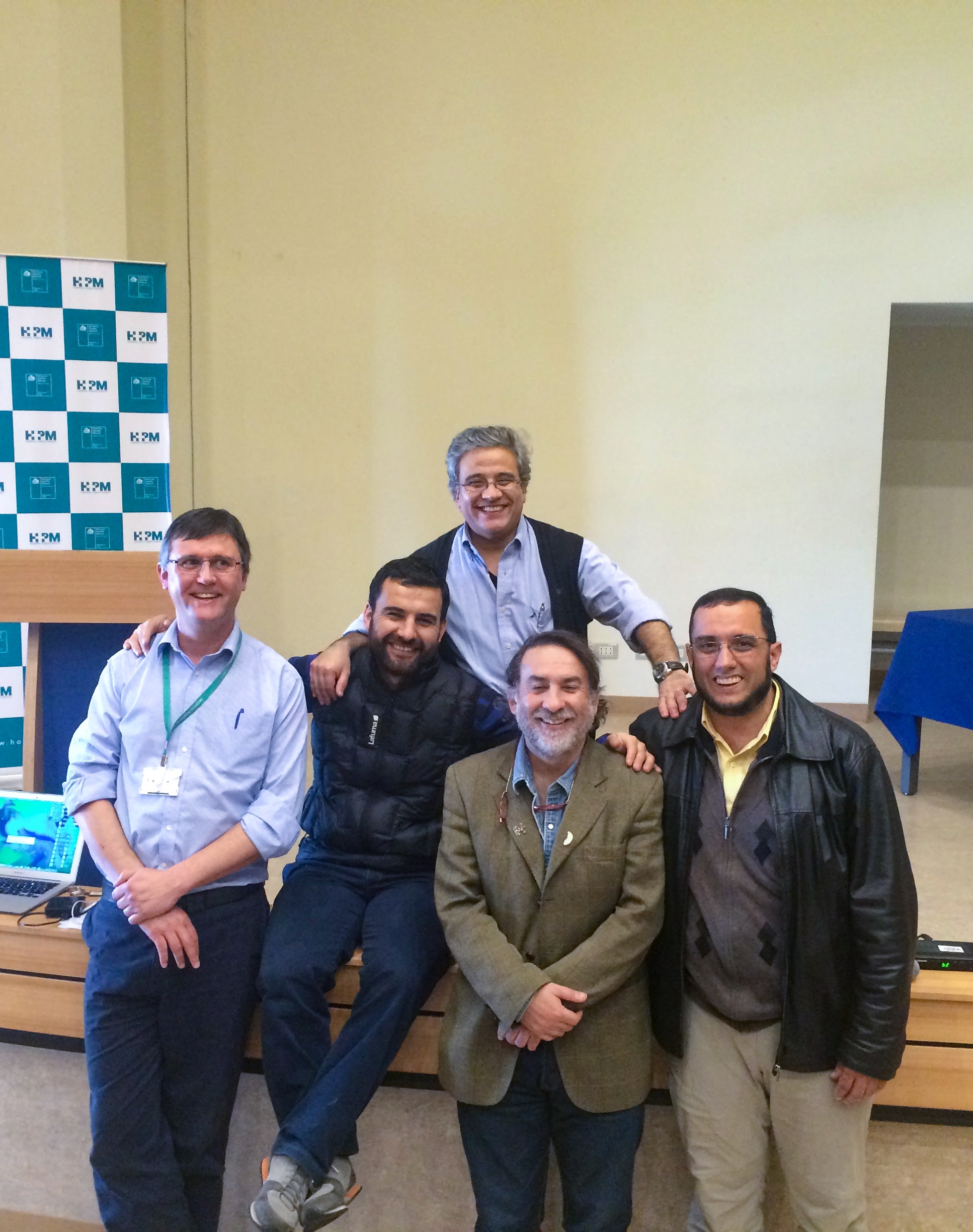 Equipo clínico utilizando tecnología de monitoreo en atención domiciliaria