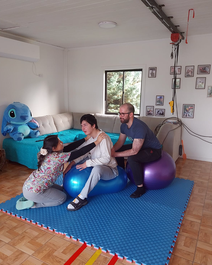 Paciente recibiendo apoyo de rehabilitación en casa