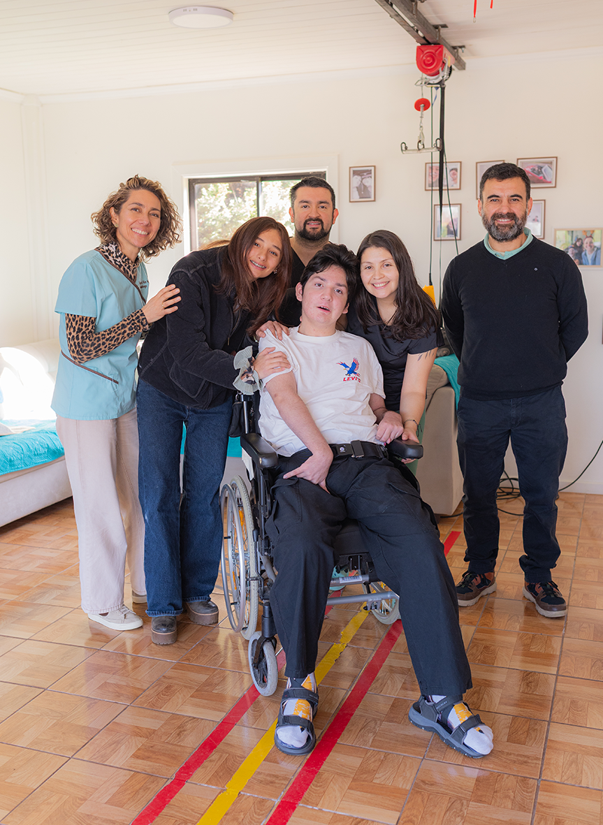 Equipo clínico coordinando atención domiciliaria especializada